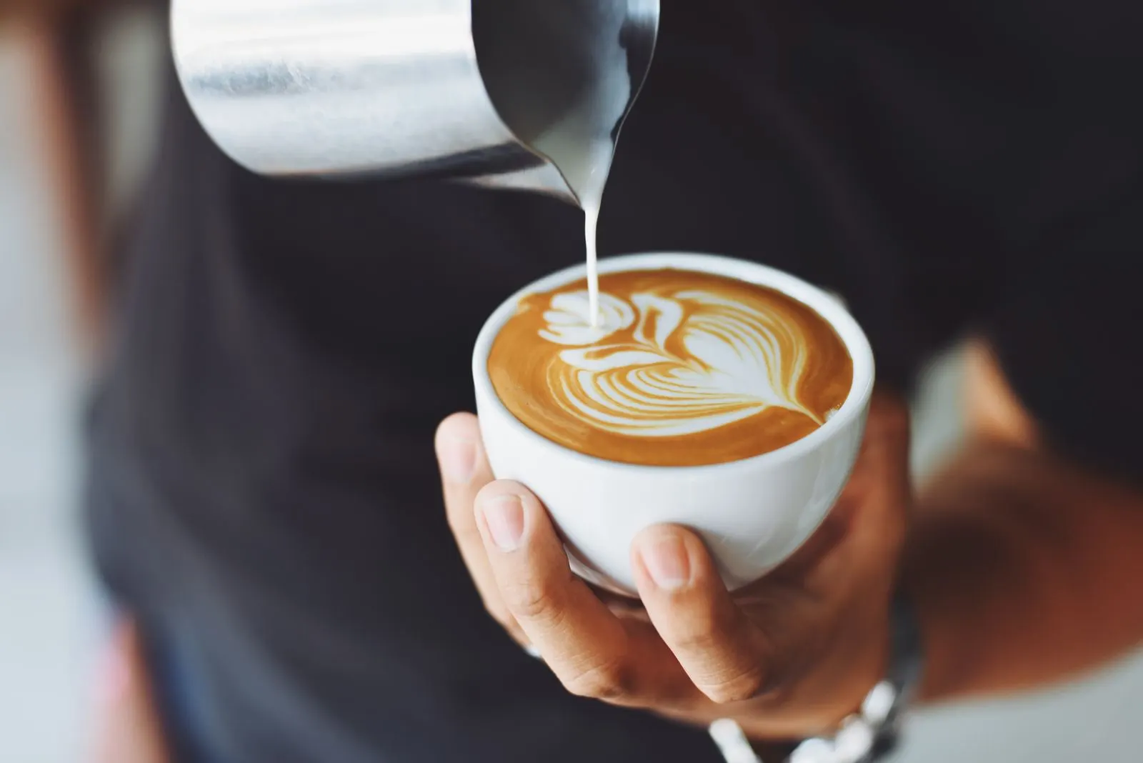 Café servi, de quoi écrire.